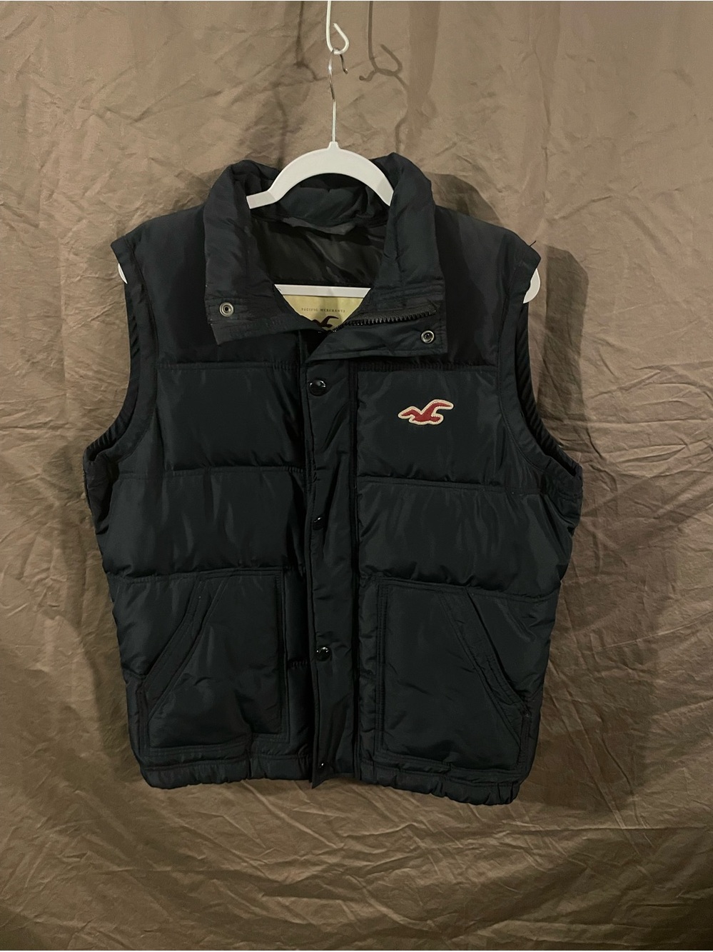 Hollister Men's Black Quilted Puffer Vest with Logo